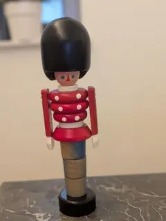 木製 赤と黒の人形