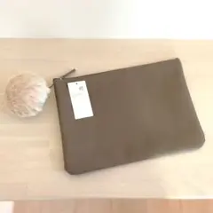 【新品】クラッチバッグ ポンポン付 グレー