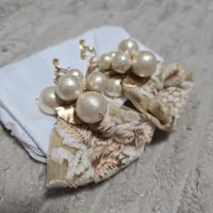 エレガントなパールとゴールドのイヤリング