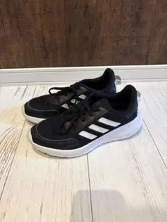 adidas スニーカー ブラック　23㎝