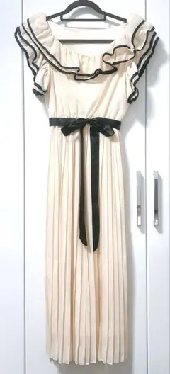 フリルワンピース　プリーツワンピース　ワンピース　アイボリー　クリーム色　リボン