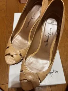 銀座かねまつ ベージュオープントゥパンプス