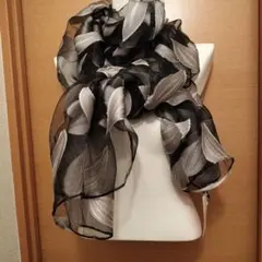 新品未使用 黒と白の葉模様 シフォンストール 即購入◎