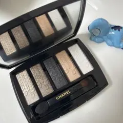 CHANEL アイシャドウ　ルミエール　グラフィック　クリスマス　特別限定品のサムネイル