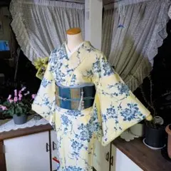 菊の地紋が煌めく地に、青の薔薇が神秘的な美しさを見せる正絹のお着物です