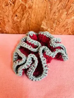 ハンドメイド 赤と緑のフリルシュシュ