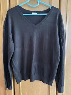 GU Vネックセーター