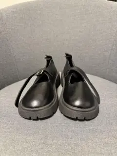 ストラップ付き厚底ブラックシューズ