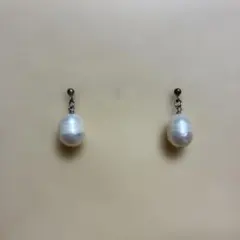 ホワイト真珠系　ドロップ型ピアス