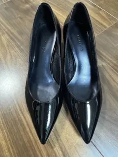 卑弥呼　エナメルブラック ポインテッドトゥパンプス 低めヒール