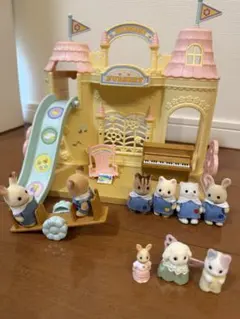 値下げ[美品]シルバニアファミリー 幼稚園、車1台、アイランドキッチン、お人形