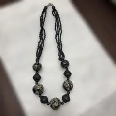 模様入りビーズの黒いネックレス