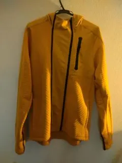 adidas フード付きイエローパーカー