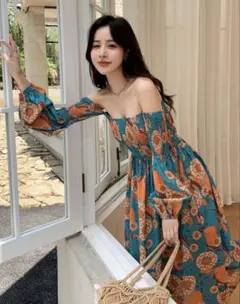 ほぼ新品　フローラルオフショルダーワンピース