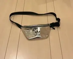 adidas シルバー ボディバッグ