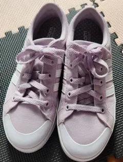 アディダス レディーススニーカー　ラベンダー色