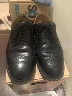 ブラックレザーウィングチップドレスシューズ