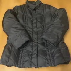 黒いダウンジャケット キルティングデザイン