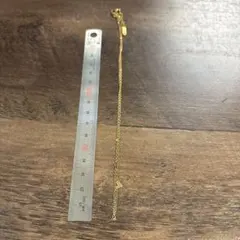 金色の調整可能なメタルネックレス