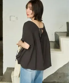 限定展開　ピグメント シャーリング フレンチ スリーブ トップスのサムネイル
