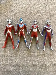 光るウルトラマンフィギュア 4体セット