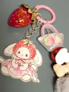 ハンドメイド　いちごうさぎのチャーム