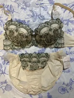 E65M ドルチェフィオラ　花柄刺繍×レースのブラ＆ショーツセット　ベージュ