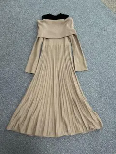 ベージュ オフショルダー ニットワンピース　ナチュラルビューティーベーシック