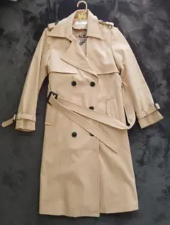 ベージュ ダブルブレスト トレンチコート