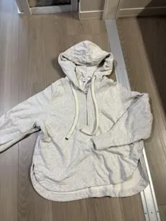 グレー パーカー