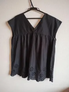 UNIQLO　すそレース　カシュクール風かぶりVネックのベスト　ブラック　M