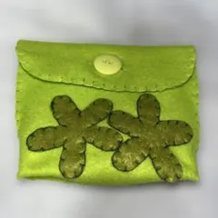 緑色 フェルトポーチ 花の刺繍