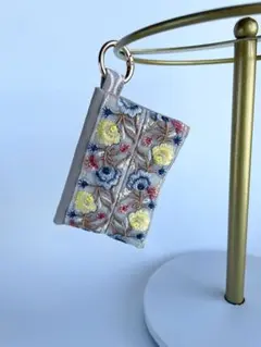 カラビナつきポケットティッシュケース 二つ折り　インド刺繍リボン　プラスナップ