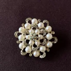 ブローチ　パール風　/針の先端に欠けあり