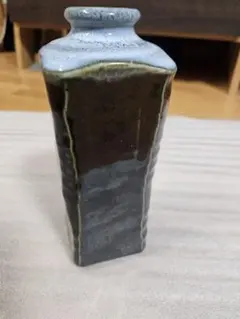 陶器製角型花瓶 黒と青のグラデーション 約20cm