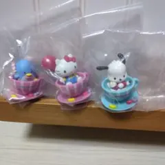 サンリオ コーヒーカップフィギュア　ハローキティ タキシードサム　ポチャッコ