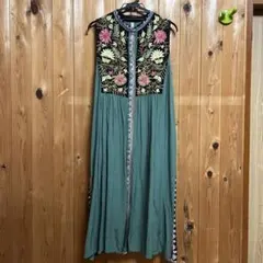 マライカ　刺繍　ノースリーブベスト