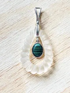 マラカイト　天然石ネックレスチャーム　ビンテージデザイン