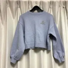moment+ ビジューロゴショートニットプルオーバー 水色 イニシャルのサムネイル