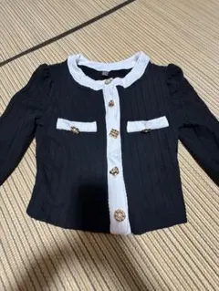 黒と白のボタン付きカーディガン