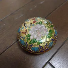 金色装飾の丸型小物入れ