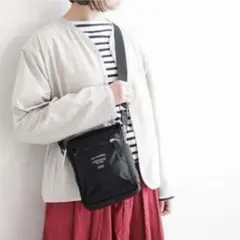 【美品】marimekko Cash&Carry ショルダーバッグ ブラックのサムネイル
