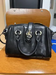 黒いレザーハンドバッグ ロゴ付き