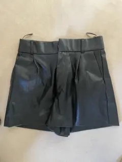 ZARA レザーショートパンツ XS