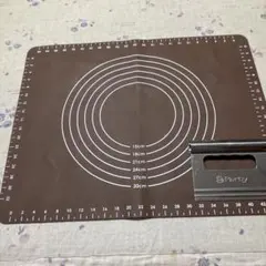 パン作り　マットとスケッパーのサムネイル
