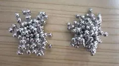 メタル製球状ビーズイヤリング