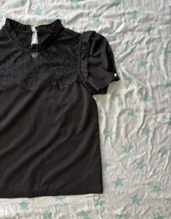 レース付き黒半袖トップス