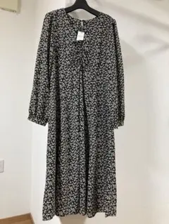 イング　ingni 新品未使用ラベル付き黒と白の花柄 長袖ロングワンピース