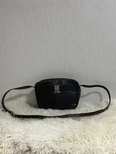 ◇美品◇フェラガモ ヴァラ クロスボディバッグ ブラック ゴールド金具