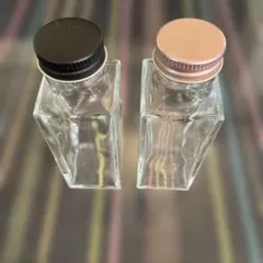 ガラス瓶 2個セット 黒とピンクの蓋付き